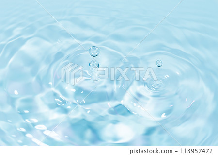 水滴落在水面上。 水滴落在水面上。 113957472
