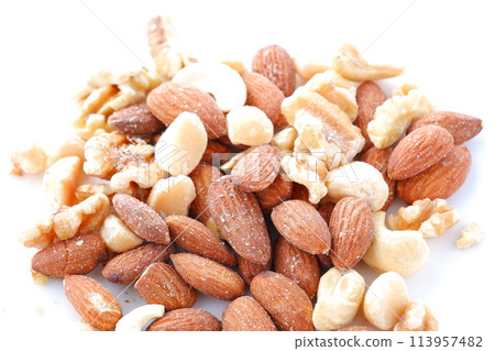 Nutritious and healthy mixed nuts (almonds, walnuts, cashews, macadamia nuts) 113957482