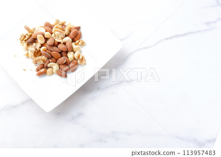Nutritious and healthy mixed nuts (almonds, walnuts, cashews, macadamia nuts) 113957483
