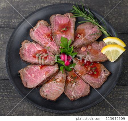 Roast beef, overhead shot 113959609