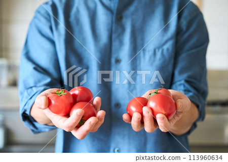 Men with tomatoes Men with tomatoes 113960634
