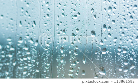 雨滴附在窗戶玻璃上 113961592