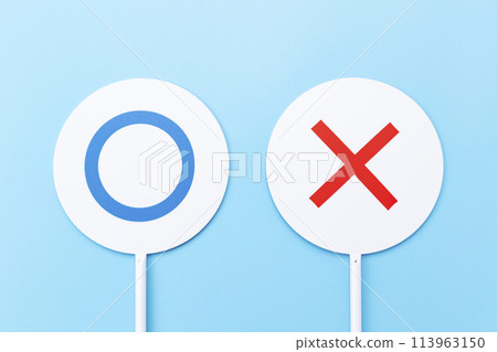 藍色背景上的 Marubatsu 法案 藍色背景上的 Marubatsu 法案 113963150