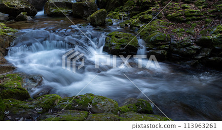 清爽的河水流動 清爽的河水流動 113963261