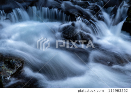 清爽的河水流動 113963262