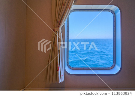 從太平洋上航行的汽車渡輪的船艙窗戶可以看到大海 113963924