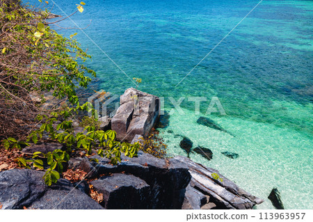 Clear sea and rocks on the island 113963957