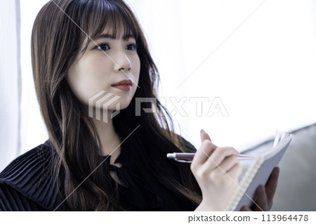 採取筆記的一個少婦 113964478
