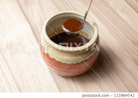把醬汁從罐子裡舀出來 113964542