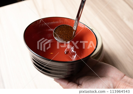 把醬汁轉移到盤子裡 113964543