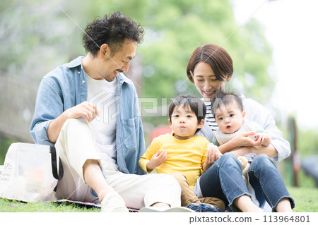 Family having a picnic in the park Image of spring/summer outings and leisure Four-person family Family having a picnic in the park Image of spring/summer outings and leisure Four-person family 113964801