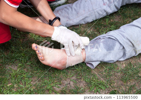 Bandaging for immediate treatment of leg injury 113965500