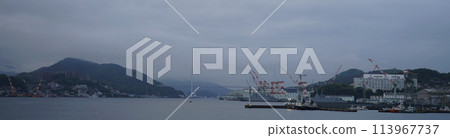 霧濛濛的女神橋風景 113967737