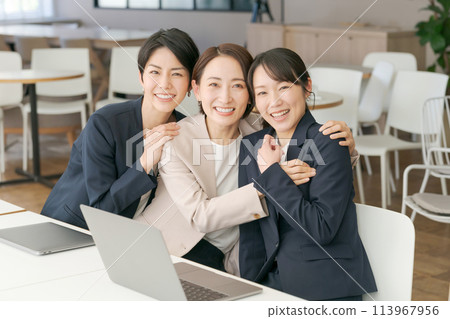 微笑著做和平的女商人 113967956