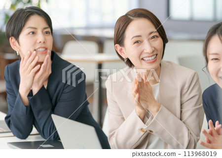 Businesswoman speaking with a smile 113968019