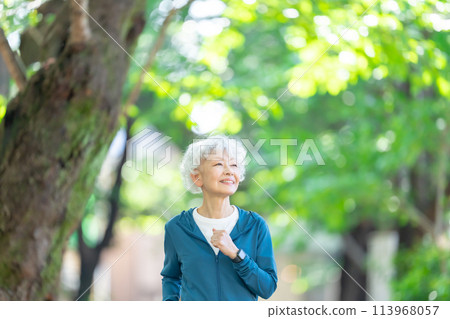 新鮮的綠色跑步高級女人 113968057