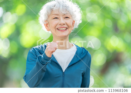 Fresh greenery running senior woman 113968106