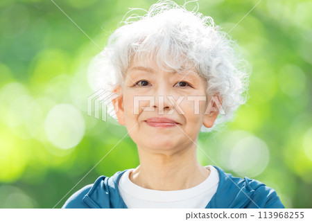 運動服鮮綠色的高級女性 113968255