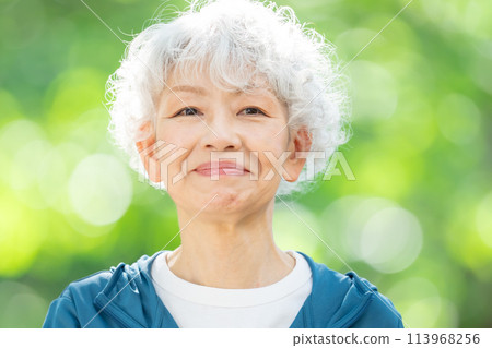 運動服鮮綠色的高級女性 113968256