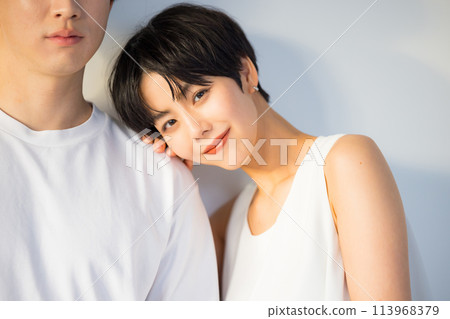 Image of young men and women 113968379