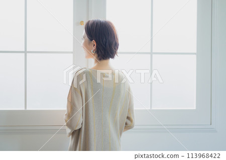 女人看著窗外 女人看著窗外 113968422