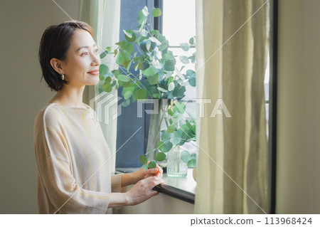 女人看著窗外 女人看著窗外 113968424