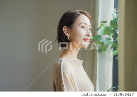 女人看著窗外 113968427