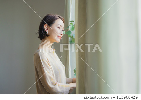 女人看著窗外 113968429