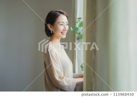 女人看著窗外 女人看著窗外 113968430