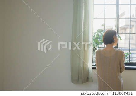 女人看著窗外 113968431