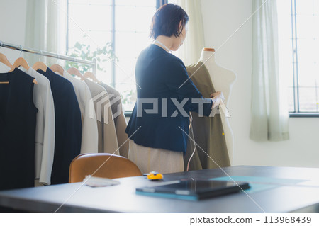 從事服裝業的女性 113968439