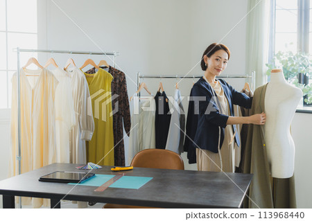 從事服裝業的女性 從事服裝業的女性 113968440