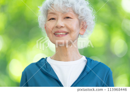 Senior woman in sportswear, fresh greenery 113968446