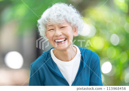 Senior woman in sportswear, fresh greenery 113968456