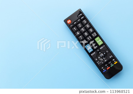 藍色背景上的電視遙控器 藍色背景上的電視遙控器 113968521