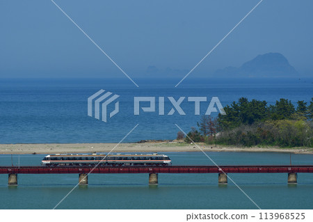 穿越由良川大橋的京都丹後鐵道KTR8500號列車 113968525