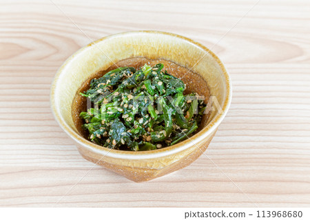 Sesame with spinach 113968680