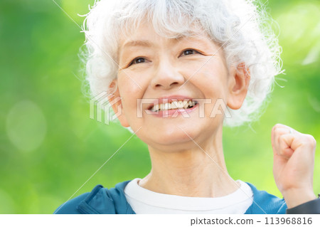 Senior woman in sportswear, fresh green, fist pump 113968816