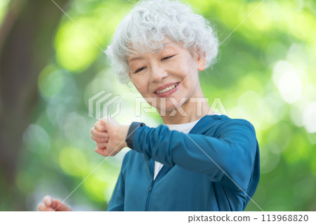 運動服智慧手錶的高級女性 113968820