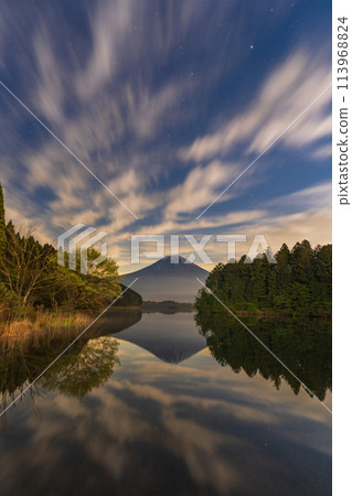 <Shizuoka Prefecture> Lake Tanuki and Mount Fuji illuminated by moonlight 113968824