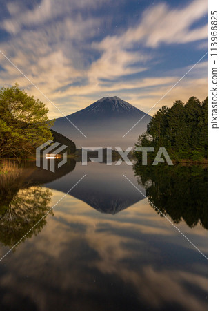 [靜岡郡]月光下的狸湖與富士山 113968825