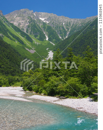 從河童橋眺望夏季穗高山脈和梓川 113968945