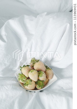 white strawberries in a white bowl 113969431