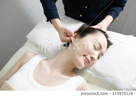 接受頭部水療治療的女性 113970128