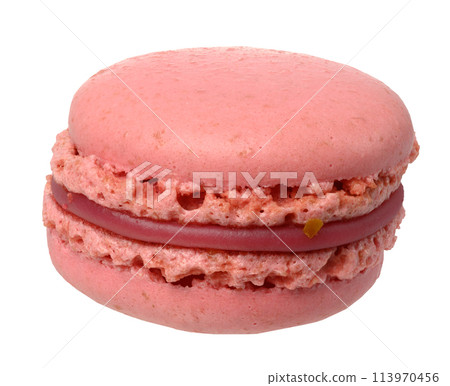 Raspberry  macaron on isolated background 113970456