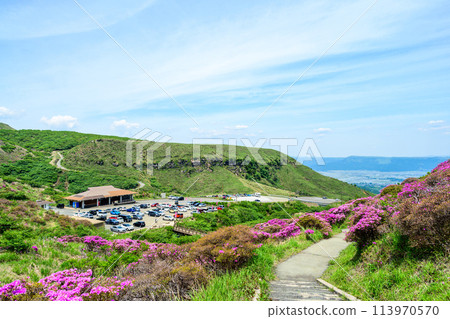 以晴朗的春日天空為背景的壯觀的自然風光“深山霧島”阿蘇市 以晴朗的春日天空為背景的壯觀的自然風光“深山霧島”阿蘇市 113970570