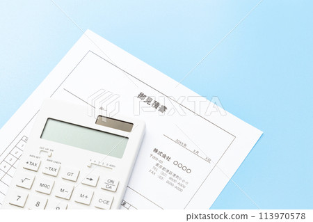 藍色背景上的估計和計算器 113970578