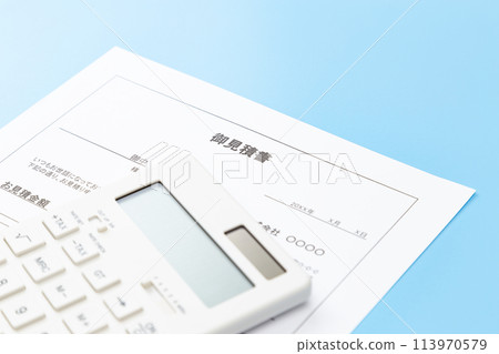 藍色背景上的估計和計算器 113970579