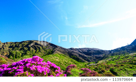 A magnificent natural landscape with a clear spring sky in the background: "Miyamakirishima (Sensuikyo Gorge)" Aso City 113970664