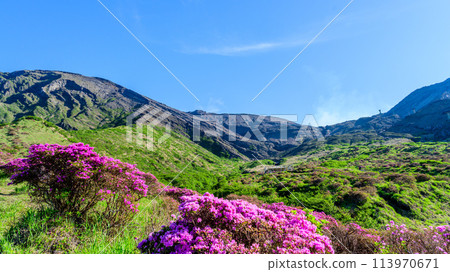 A magnificent natural landscape with a clear spring sky in the background: "Miyamakirishima (Sensuikyo Gorge)" Aso City A magnificent natural landscape with a clear spring sky in the background: "Miyamakirishima (Sensuikyo Gorge)" Aso City 113970671
